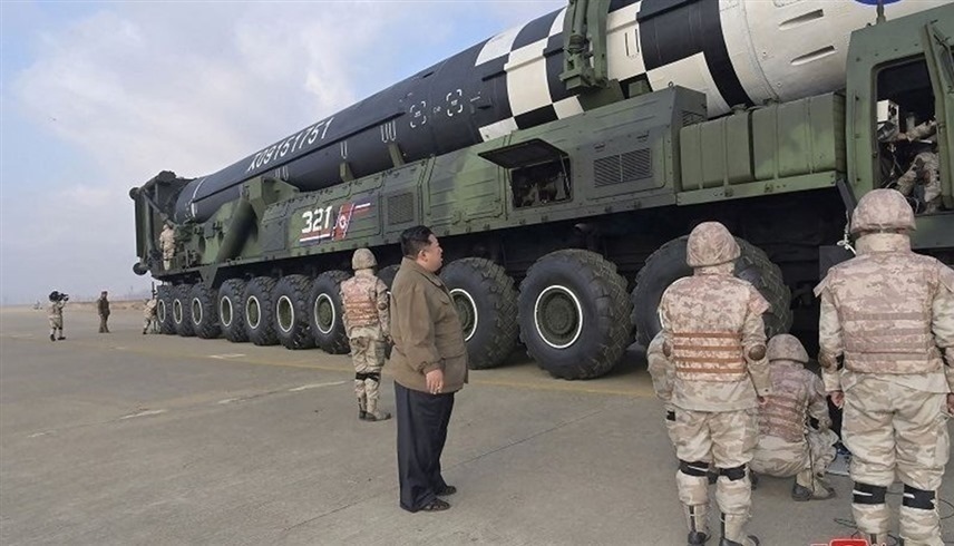 زعيم كوريا الشمالية كيم جونغ أون يتفقد رأس صاروخ نووي (أرشيف)