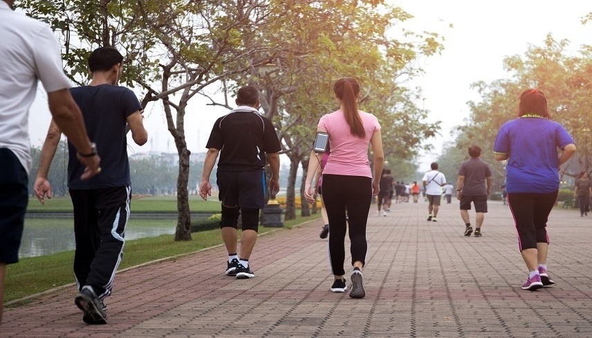 المشي رياضة مفيدة للصحة (أرشيف)