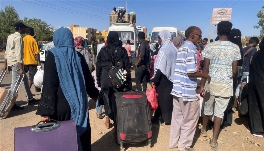 مواطنون سودانيون ينتظرون عملية إجلائهم (رويترز)