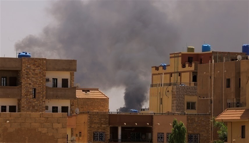 دخان يتصاعد في الخرطوم إثر اشتباكات بين قوات الجيش والدعم السريع (رويترز)