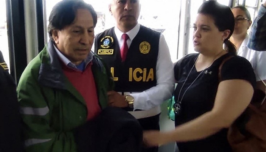 رئيس بيرو السابق أليخاندرو توليدو بعد عودته إلى ليما (أ ف ب)