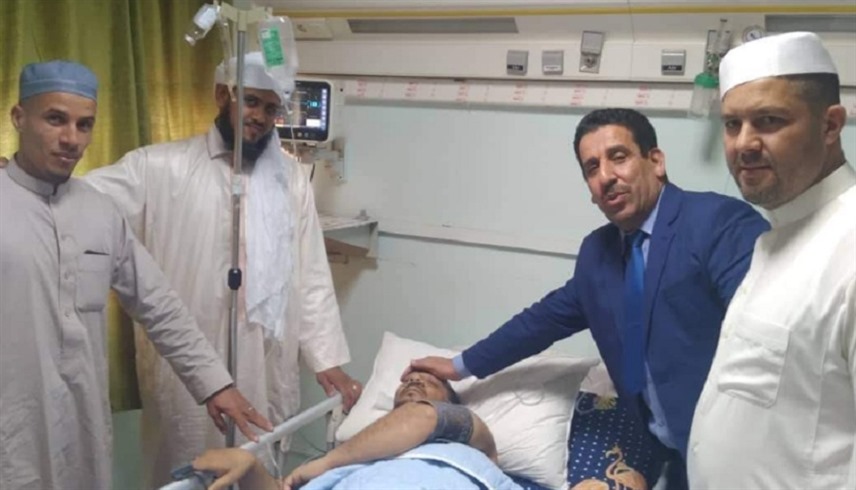 مسؤولون جزائريون يعودون الإمام المصاب في المستشفى (الخبر الجزائرية)