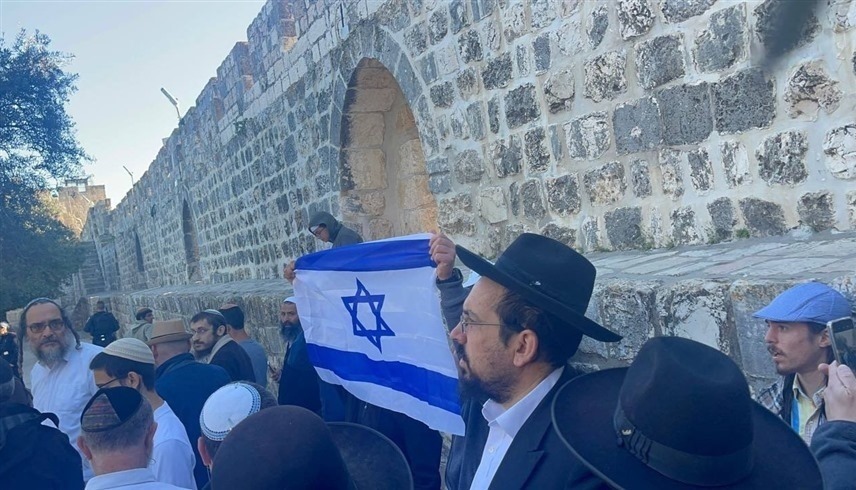 مستوطنون يرفعون علم إسرائيل عند مصلى باب الرحمة في المسجد الأقصى (تويتر)