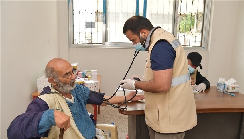 متطوع ضمن القافلة الطبية للهلال الأحمر في اللاذقية السورية (وام)