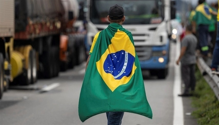 شاب يحمل العلم البرازيلي على ظهره (أرشيف)