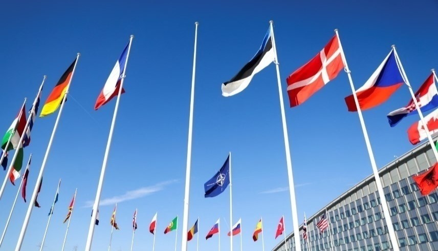 سارية علم فارغة بانتظار وضع علم فنلندا في مقر الناتو (رويترز)