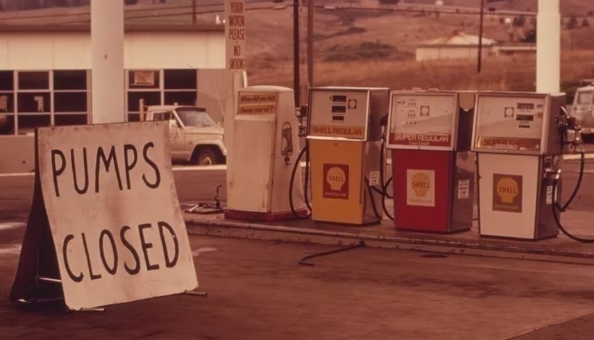 محطة وقود مغلقة في أمريكا عام 1973 بعد الحظر النفطي الذي فرضته الدول العربية (أرشيف) 
