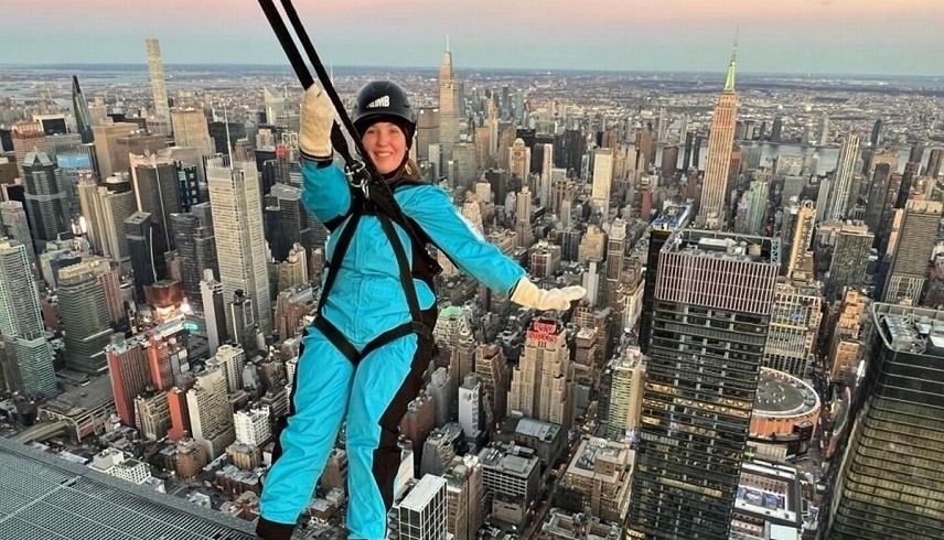 ليزا هالي تتسلق ناطحة سحاب في نيويورك (ميرور)