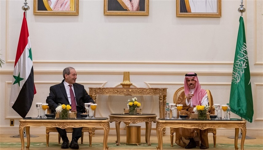 وزير الخارجية السعودي الأمير فيصل بن فرحان ونظيره السوري فيصل المقداد (رويترز)