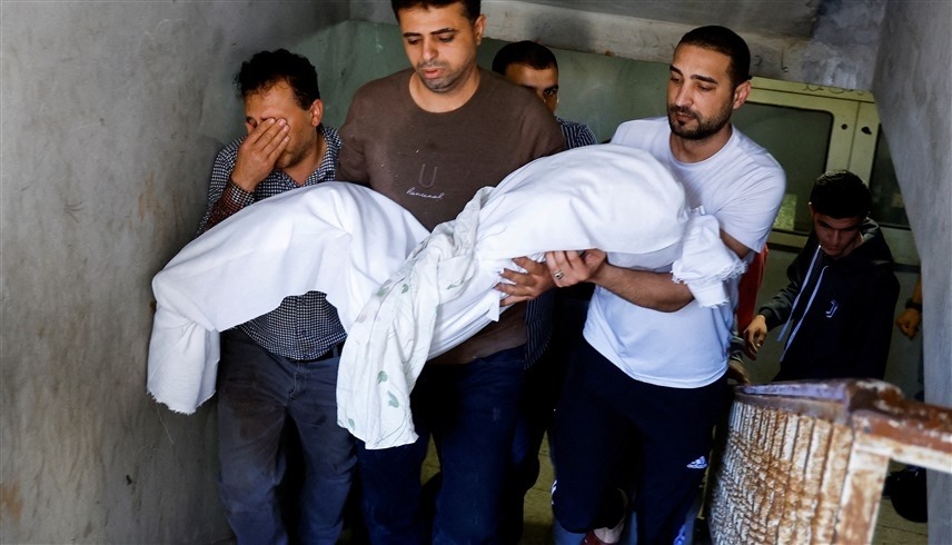تشييع جثمان طفلة قتلت في القصف الإسرائيلي على غزة (رويترز)