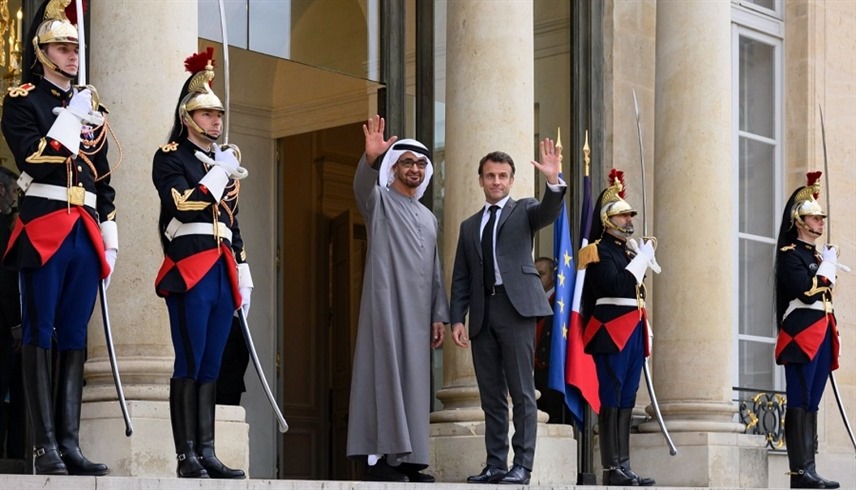رئيس الدولة الشيخ محمد بن زايد آل نهيان والرئيس الفرنسي إيمانويل ماكرون في الإيليزيه (وام)