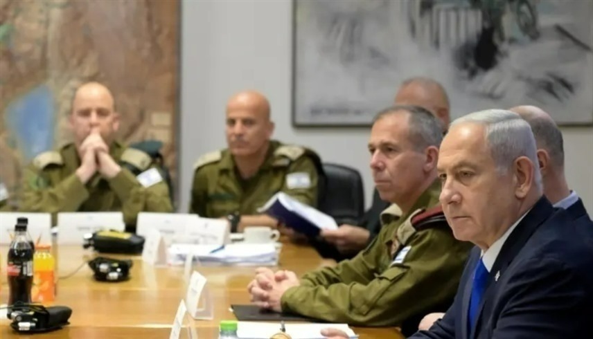 نتانياهو بجانب قادة إسرائيليين أثناء عملية الدرع والسهم. (صحيفة جيروزاليم بوست" الإسرائيلية)