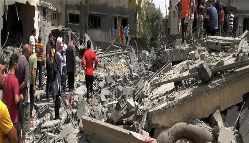 فلسطينيون بين الأنقاض في غزة بعد غارة إسرائيلية (أرشيف)