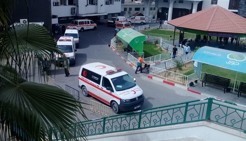 سيارات إسعاف أمام مجمع الشفاء الطبي في غزة (أرشيف)