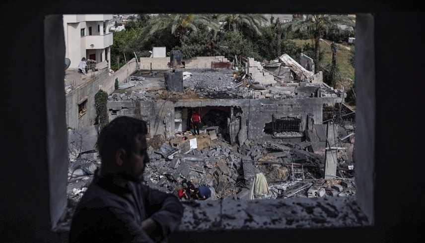 فلسطيني يطل على دمار في غزة إثر القصف الإسرائيلي المتواصل منذ 5أيام(أ ف ب)