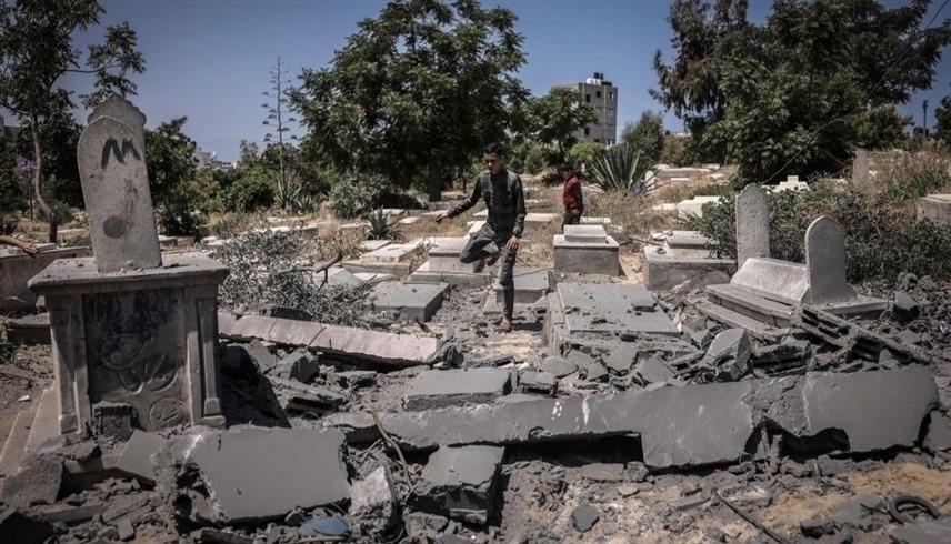 مقبرة قصفها الجيش الإسرائيلي شمال قطاع غزة (تويتر)
