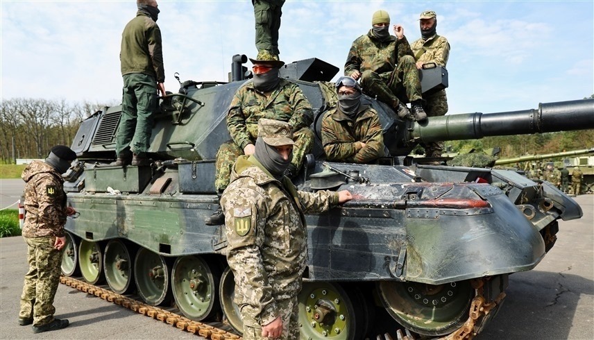 جنود أوكرانيون يتدربون على دبابة ليوبارد ألمانية (رويترز)