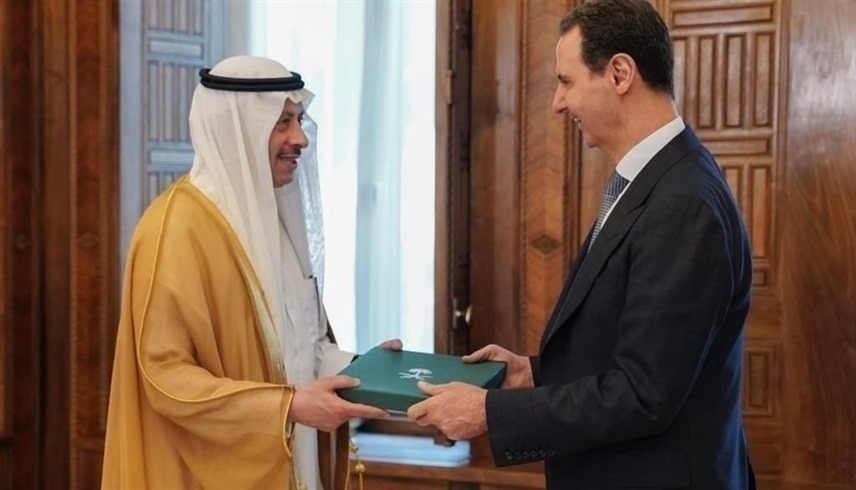 الأسد خلال تسلمه دعوة من الملك سلمان لحضور القمة العربية (أرشيف)