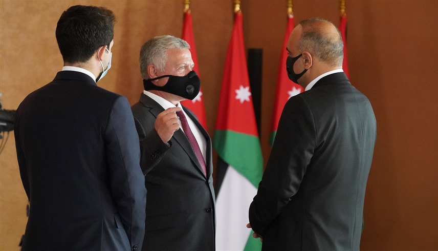 العاهل الأردني الملك عبد الله الثاني وولي عهده الأمير الحسين مع رئيس الوزراء بشر الخصاونة (أرشيف)
