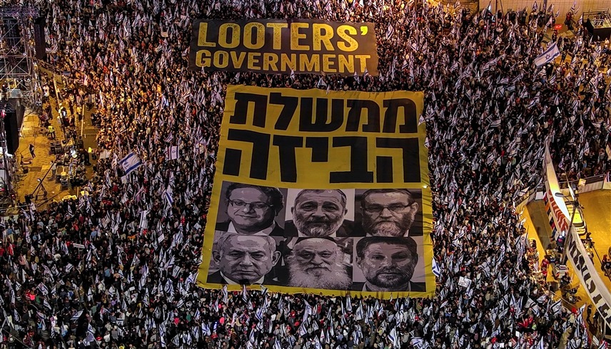 احتجاجات في تل أبيب على نظام الإصلاح القضائي (رويترز)