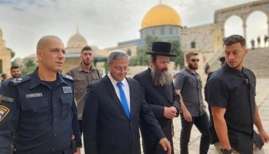 الوزير الإسرائيلي بن غفير خلال اقتحامه ساحات المسجد الأقصى (تويتر)