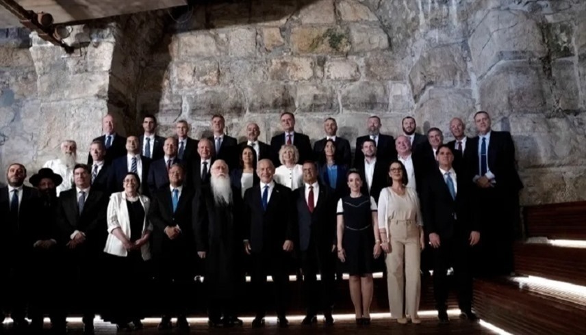رئيس وزراء إسرائيل وأعضاء حكومته في أنفاق حائط البراق (رويترز)