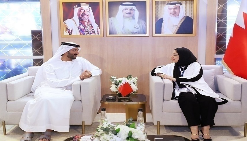 وزير الاقتصاد عبدالله بن طوق المري، ووزيرة السياحة البحرينية فاطمة بنت جعفر الصيرفي (وام)