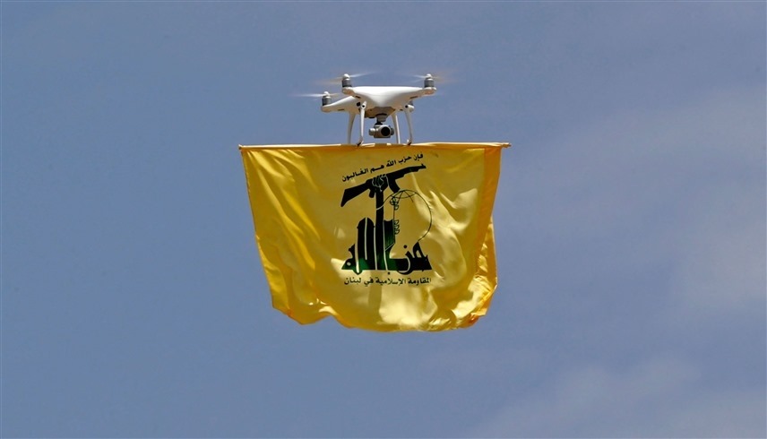 طائرة مسيرة ترفع راية حزب الله قرب حدود لبنان مع إسرائيل (أ ف ب)