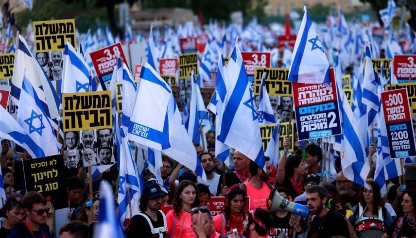 إسرائيليون يتظاهرون ضد حكومة بنيامين نتانياهو (أ ف ب)