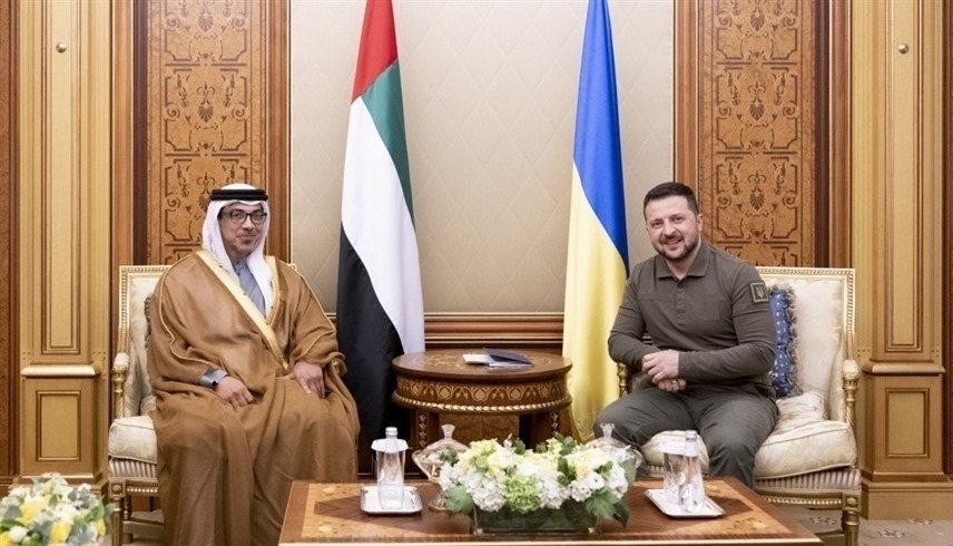 الشيخ منصور بن زايد والرئيس الأوكراني فولوديمير زيلينسكي على هامش القمة العربية (أف ب)