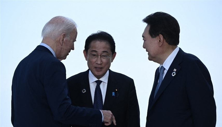بايدن ورئيس الوزراء الياباني كيشيدا والرئيس الكوري يوم سوك يوول في هيروشيما (أف ب)  