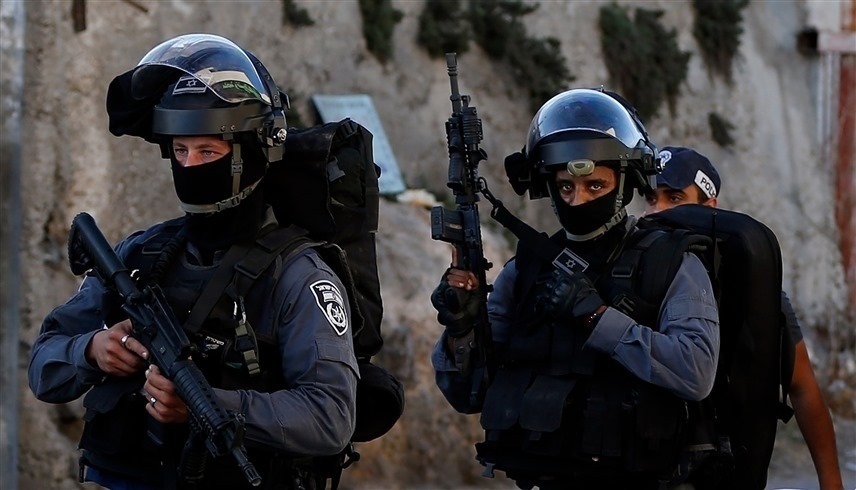 مجندون إسرائيليون بالقرب من المسجد الأقصى (رويترز)