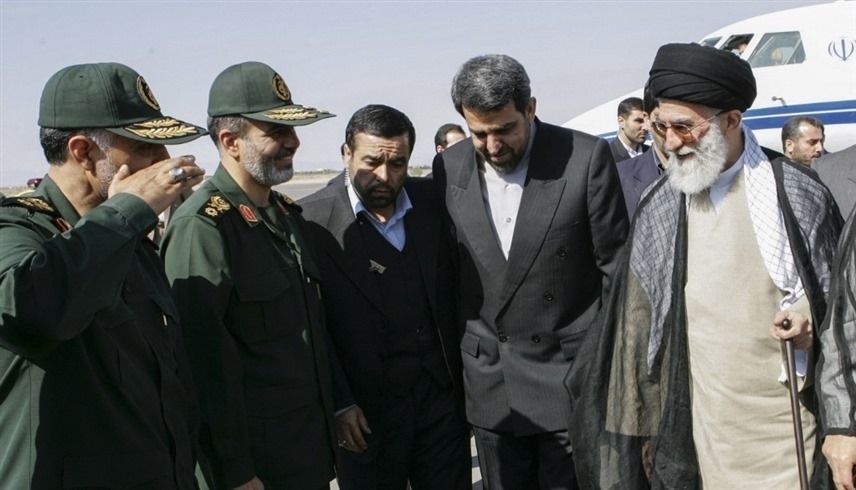 المرشد الأعلى للجمهورية الإسلامية علي خامنئي مع ضباط من الحرس الثوري.(أف ب)