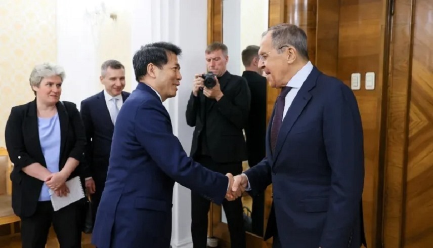 وزير الخارجية الروسي سيرغي لافروف والموفد الصيني لي هوي (تويتر)