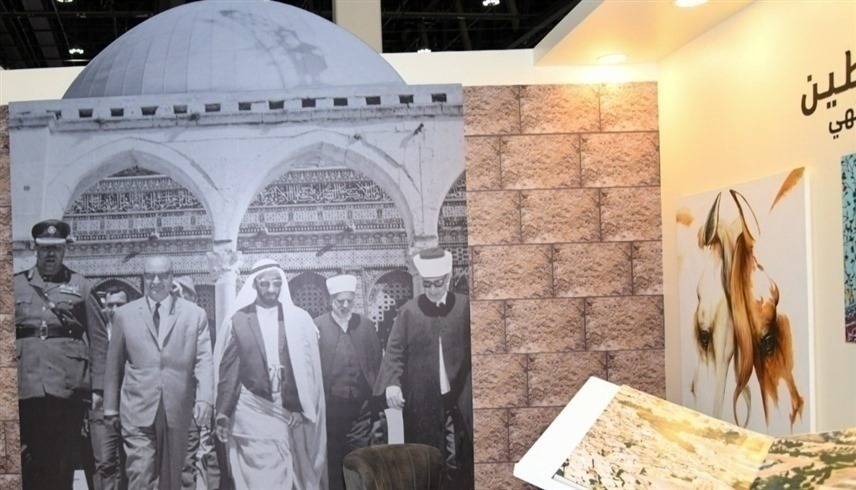 صورة الشيخ زايد أثناء زيارته للقدس في جناح النادي الإماراتي الفلسطيني 