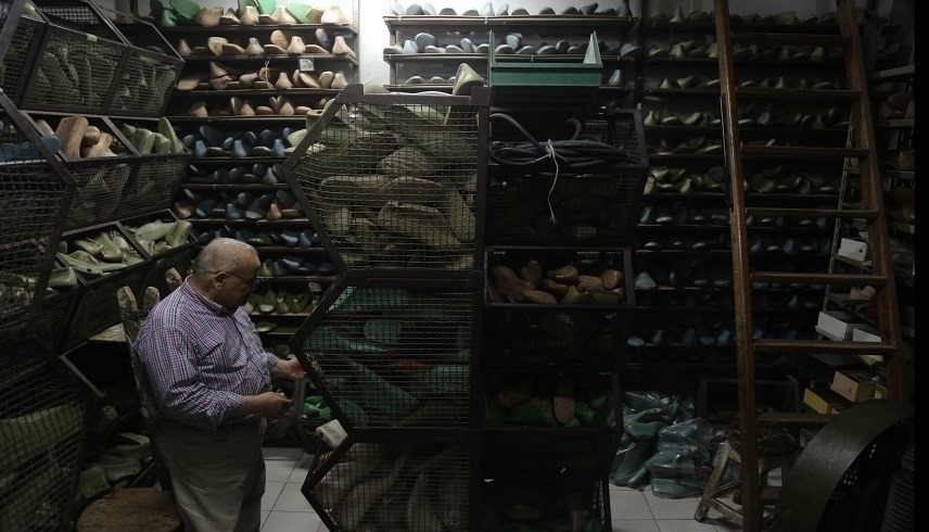 أمين ابو العينين من داخل المصنع (24 - محمود العراقي) 