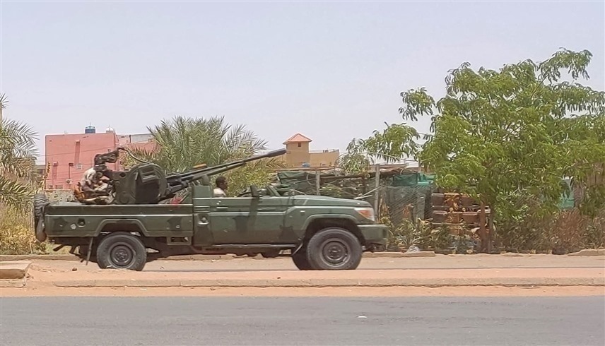 مسلحون في آلية عسكرية في العاصمة السودانية الخرطوم (أرشيف)