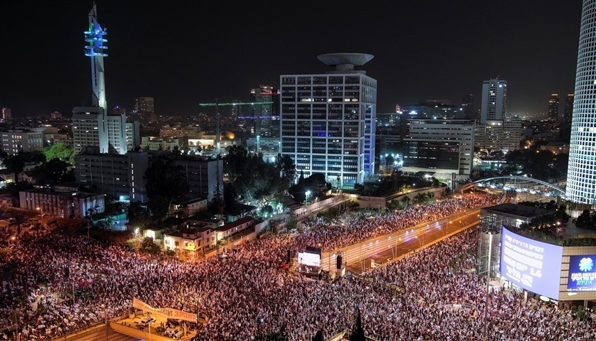 احتجاجات ضد الإصلاح القضائي في شارع كابلان في تل أبيب (رويترز)