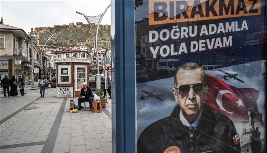لافتة دعائية للرئيس التركي المنتهية ولايته رجب طيب أرودغان (ا ف ب)