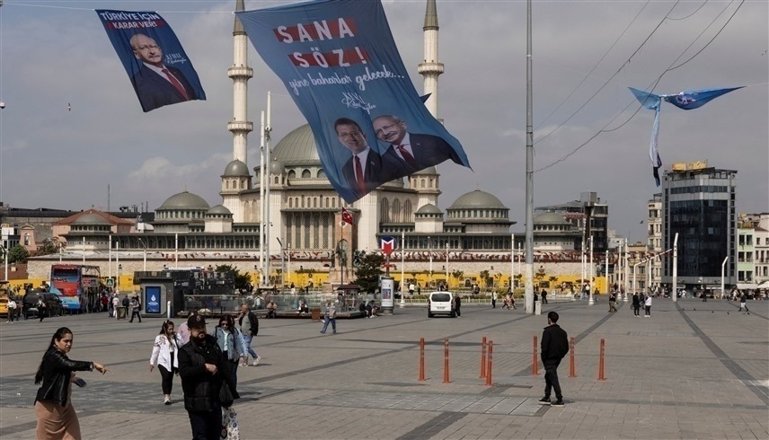 صور لمرشح المعارضة معلقة في شارع باسطنبول (رويترز)