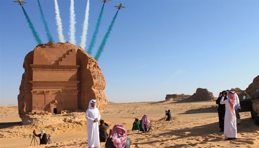سعوديون يلتقطون صوراً لعروض جوية في مدينة العلا التاريخية (أرشيف)