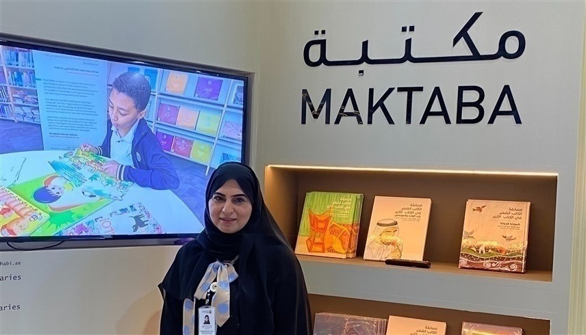 فاطمة التميمي أمام جناح مكتبة بمعرض أبوظبي الدولي للكتاب(24)