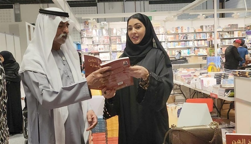 سمر الشامسي تقدّم نسخة من الكتاب إلى الشيخ نهيان بن مبارك آل نهيان