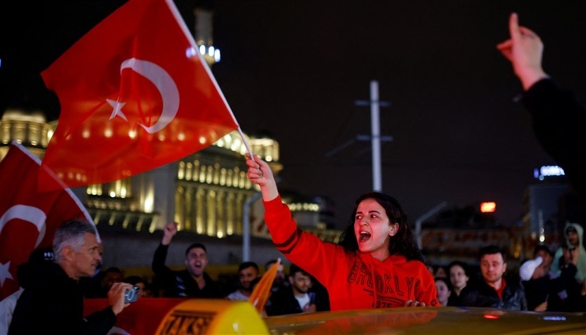 جانب من الاحتفالات بفوز أردوغان (رويترز)