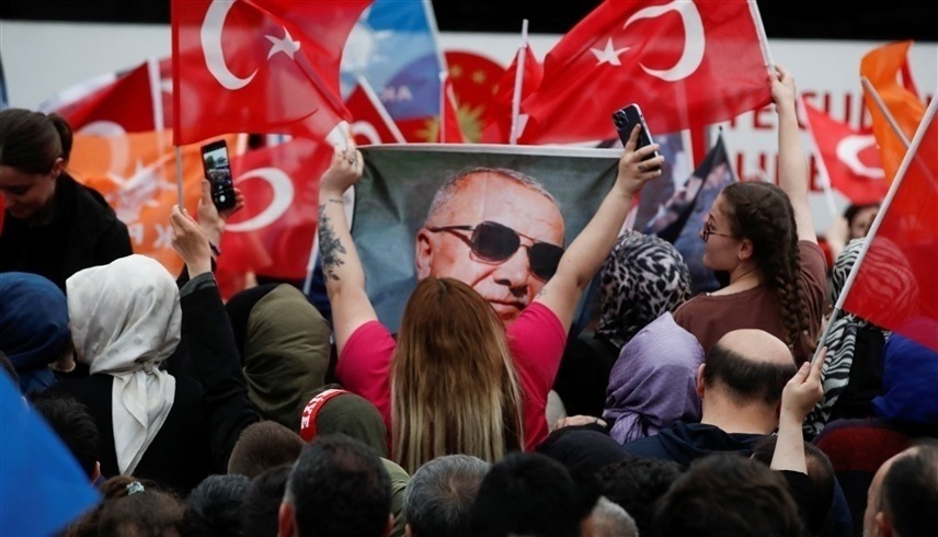أتراك يحتفلون بفوز الرئيس رجب طيب أردوغان بولاية جديدة (رويترز)