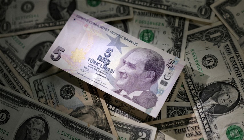 أوراق نقدية من الليرة التركية والدولار الأمريكي (رويترز)