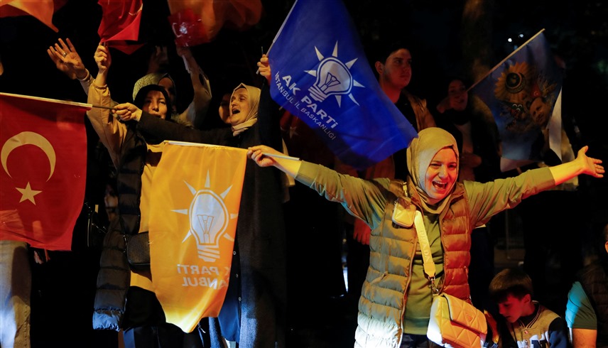 أنصار أردوغان خلال الاحتفال بفوزه (رويترز)