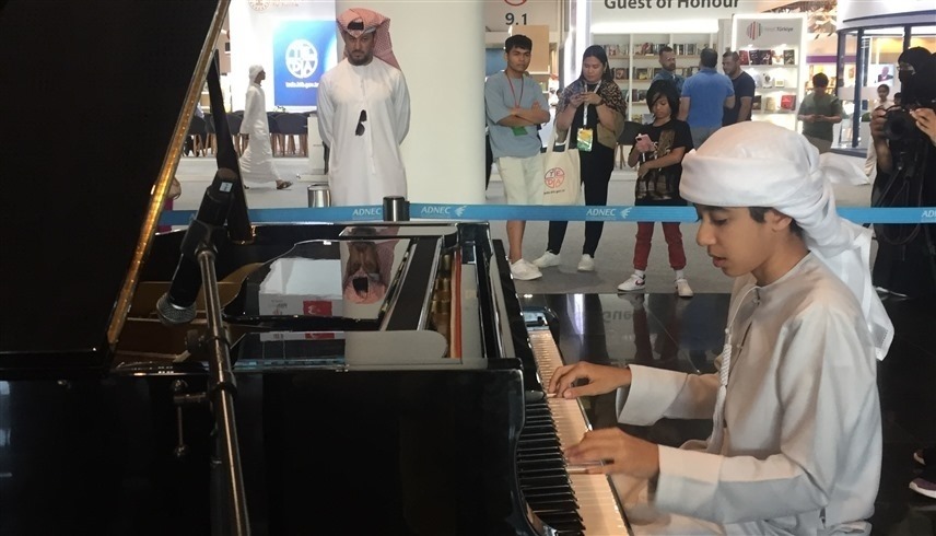  أحمد الموسوي يعزف البيانو  في معرض أبو ظبي للكتاب (24) 