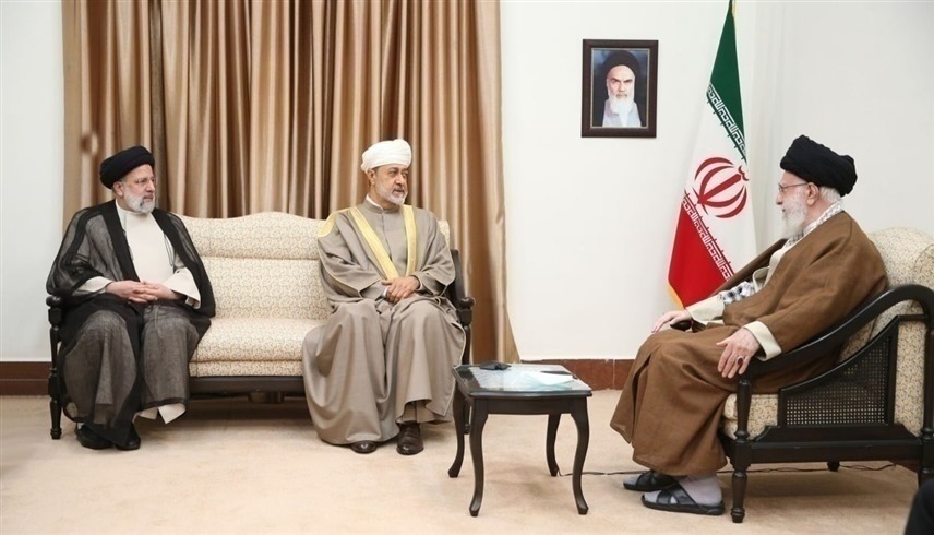 خامنئي وسلطان عمان والرئيس الإيراني (تويتر)