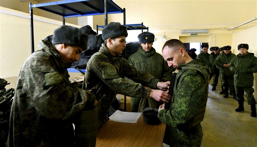 توزيع الأزياء والمعدات العسكرية على مجندين في روستوف الروسية(أ ف ب)